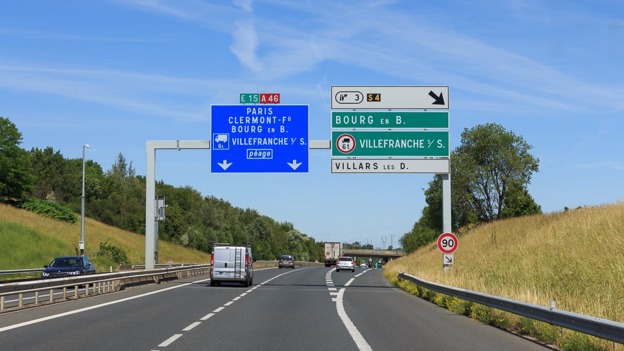 Le regole del traffico in Francia: limiti di velocità, pedaggi e particolarità per i camperisti