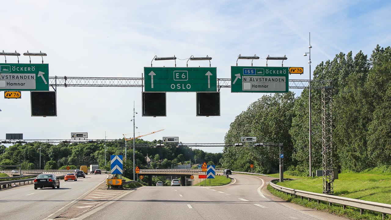 Le regole del traffico in Svezia: pedaggi, limiti di velocità, particolarità per automobilisti e campeggiatori
