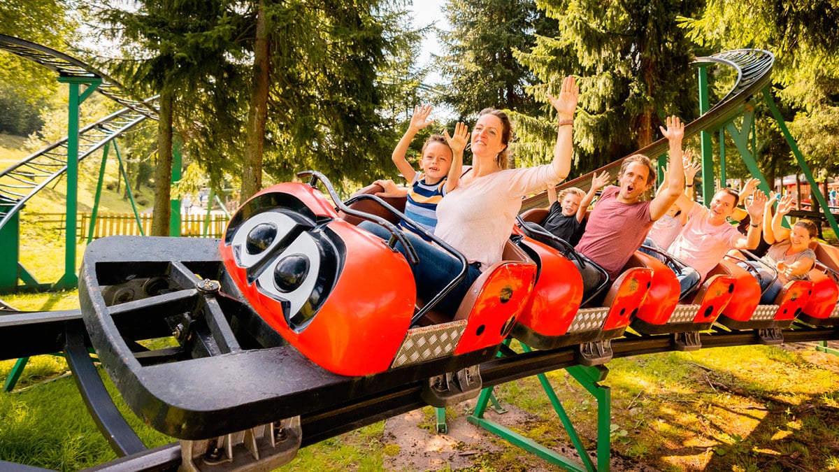 Campeggio nei parchi a tema: divertimento per tutta la famiglia 38 La giostra delle coccinelle al Fort Fun, un parco divertimenti in Germania