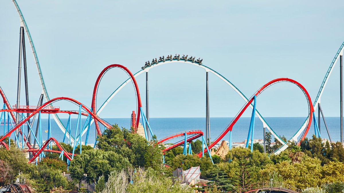 Campeggio nei parchi a tema: divertimento per tutta la famiglia 70 Le montagne russe del parco a tema PortAventura in Europa