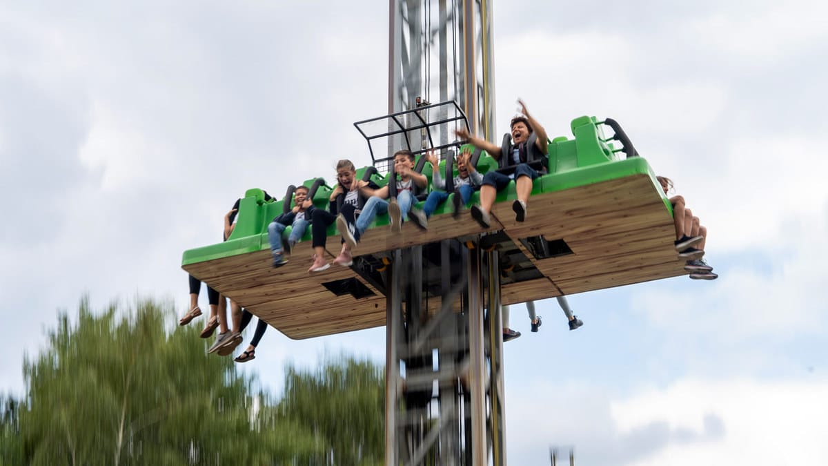 Campeggio nei parchi a tema: divertimento per tutta la famiglia 12 La torre di caduta libera Victoria nel Parco del Serengeti
