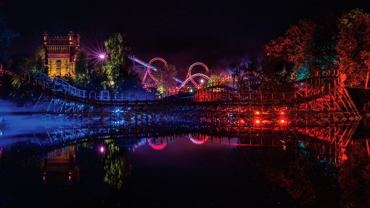 Campeggio nei parchi a tema: divertimento per tutta la famiglia 62 Montagne russe di notte a Efteling, un parco a tema in Europa