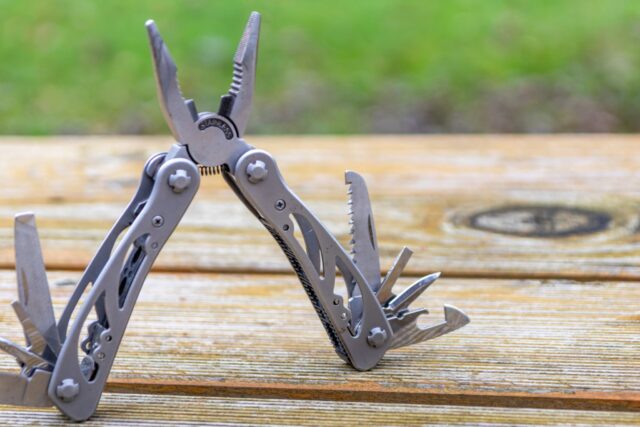 Multitool Leatherman su un tavolo di legno