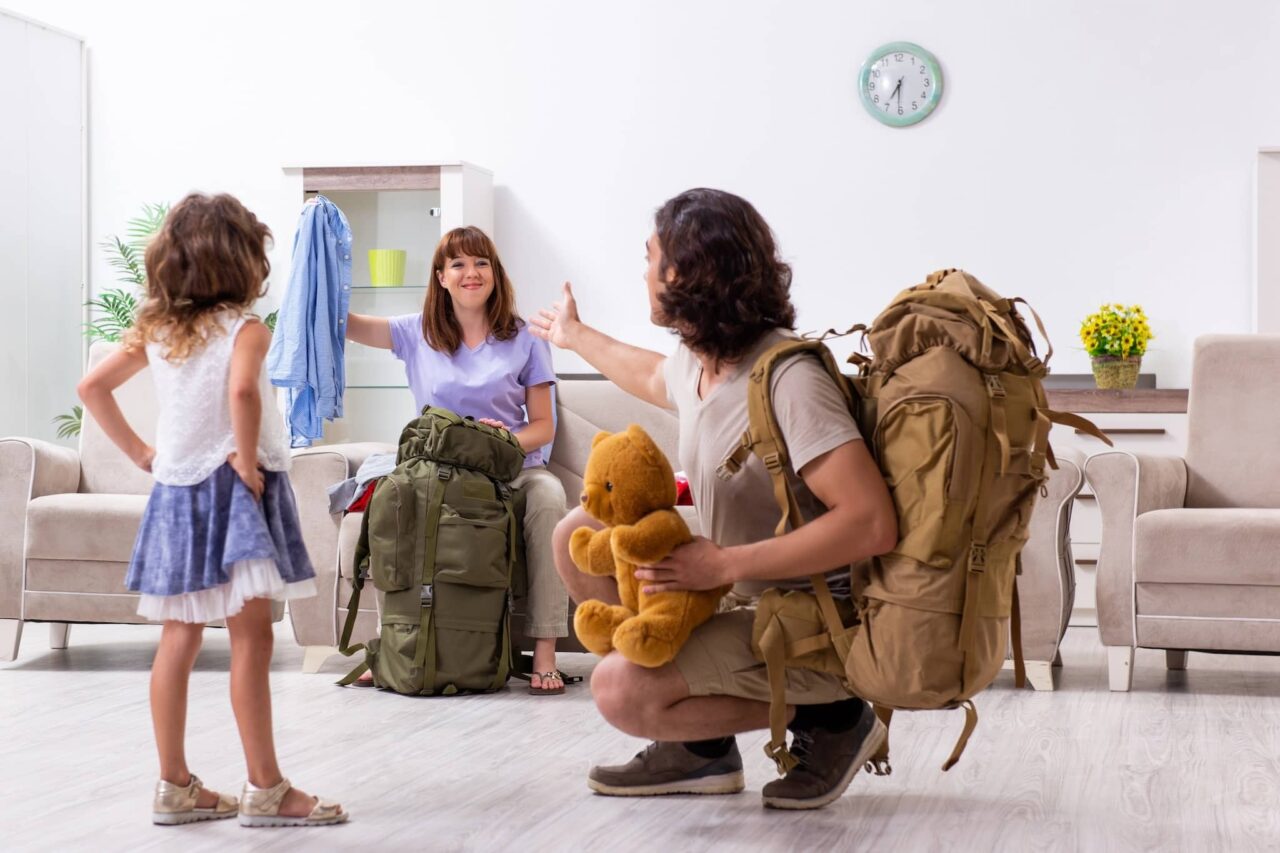 Lista di imballaggio minimalista per il campeggio con un bambino
