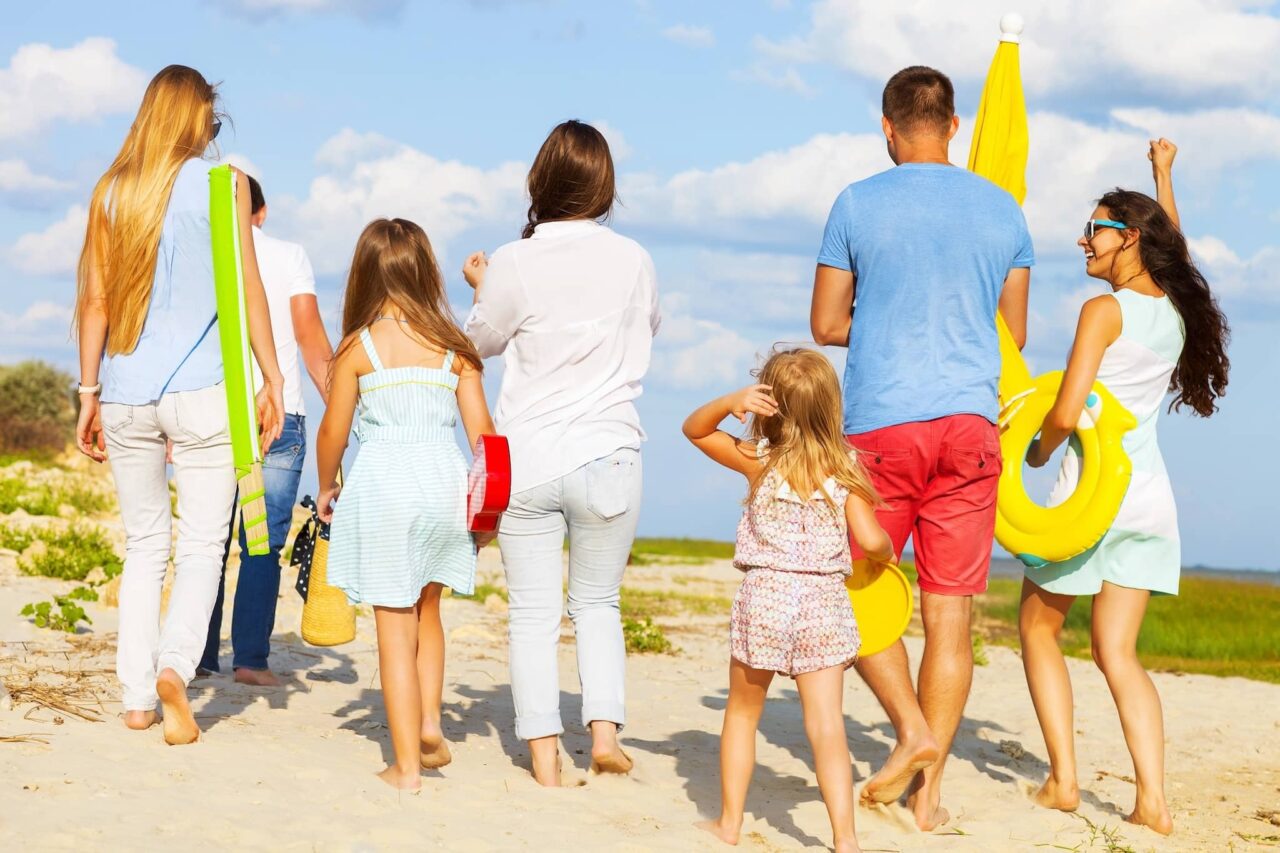 Utensili da spiaggia nella lista dei bagagli quando si va in campeggio con un bambino