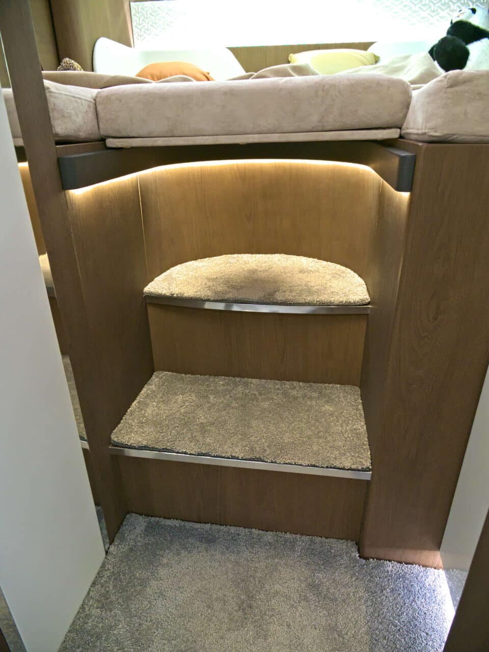 Deddle RV Carbonic Liner 78 - Scala per raggiungere il letto posteriore Caravan Salon 2024