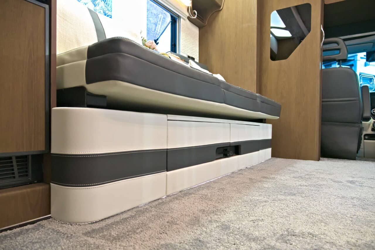 Deddle RV Carbonic Liner 78 - Divano con cassetto Caravan Salon 2024