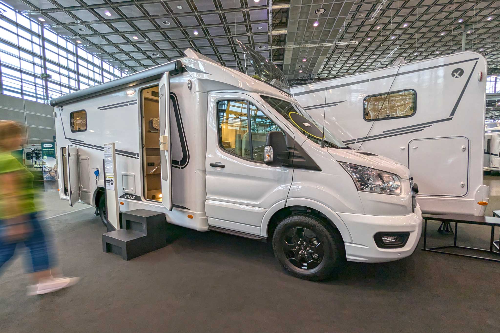 Le novità del Caravan Salon 2024: Etrusco V 6.8 SCF – camper semintegrale dalle dimensioni compatte