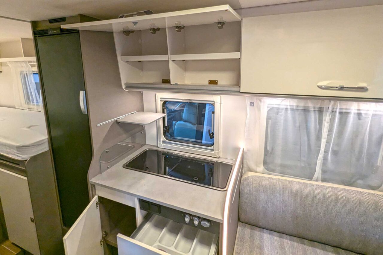 Le novità del Caravan Salon 2024: Etrusco V 6.8 SCF - camper semintegrale dalle dimensioni compatte 4 Etrusco V 6 8 SCF Kueche 9828