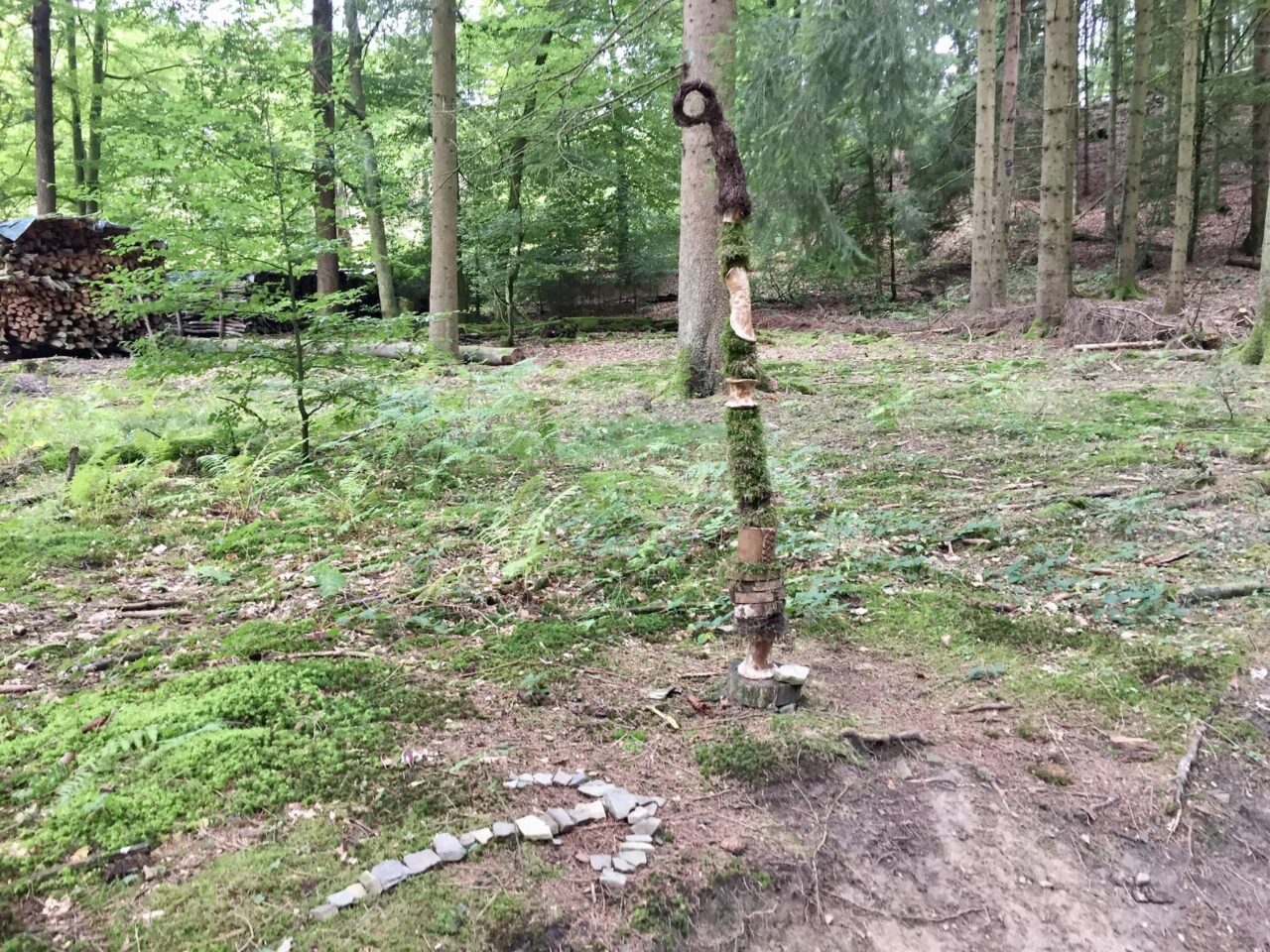 Consigli per l'intrattenimento e le attività in campeggio con i bambini 4 I lavori di artigianato con materiali naturali come idee di gioco per i bambini in campeggio