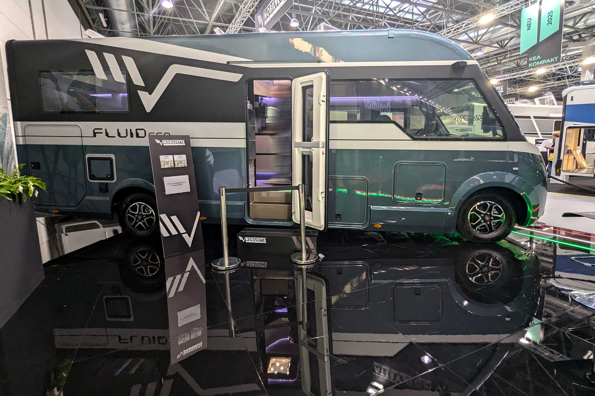 Mobilvetta Fluideen – Innovativo studio di design 2024 con tetto panoramico e oscuramento dei finestrini