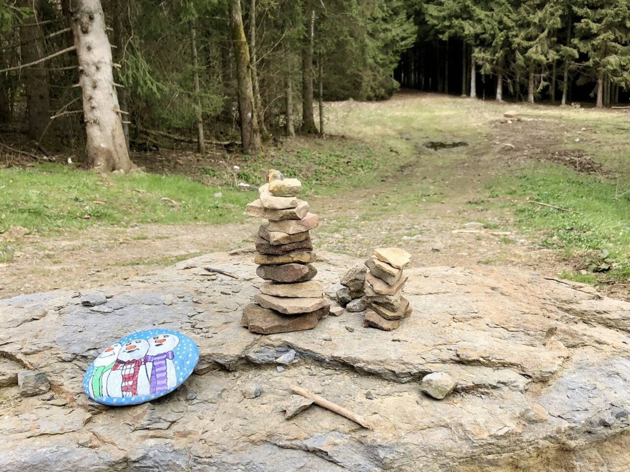 Consigli per l'intrattenimento e le attività in campeggio con i bambini 27 Dipingere i sassi come attività all'aperto quando si va in campeggio con i bambini