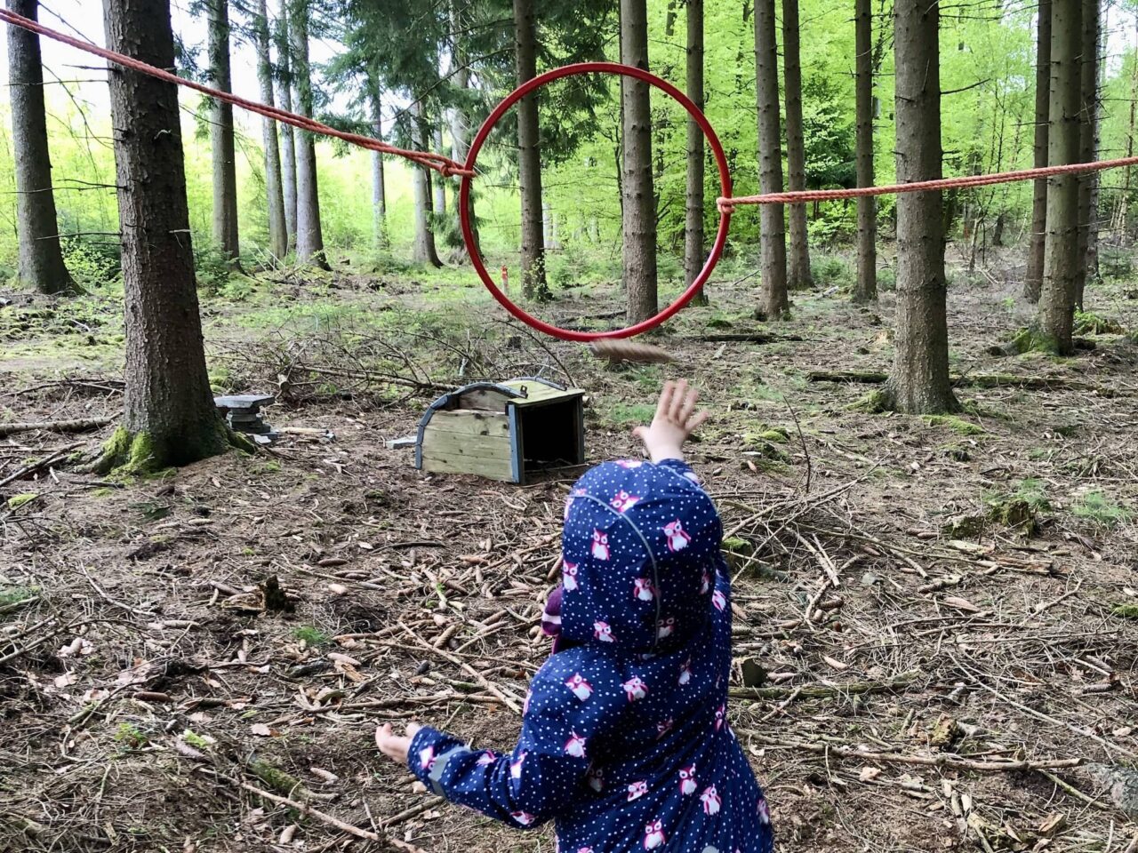 Consigli per l'intrattenimento e le attività in campeggio con i bambini 23 Il lancio delle pigne di abete come gioco per bambini all'aperto