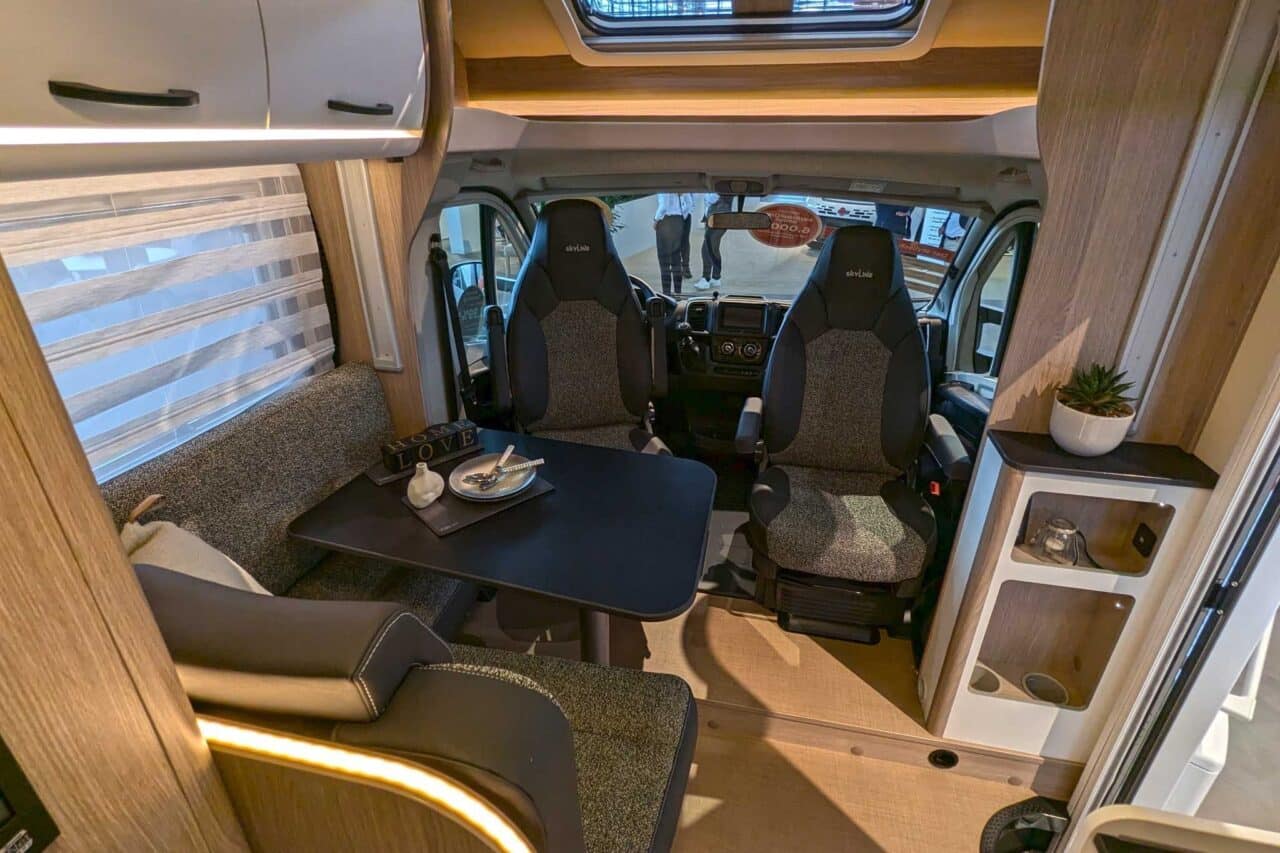 Bürstner Lyseo Time Skyline (2024) - Elegante semi-integrato come modello speciale 2 buerstner lyseo time skyline sitzgruppe caravan salon 2024 c stefan blanz