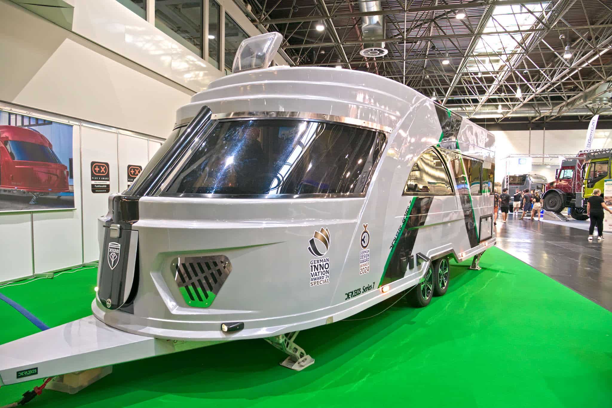 Derubis Serie 7 (2025): Caravan di lusso con carrozzeria monoscocca e illuminazione ambientale