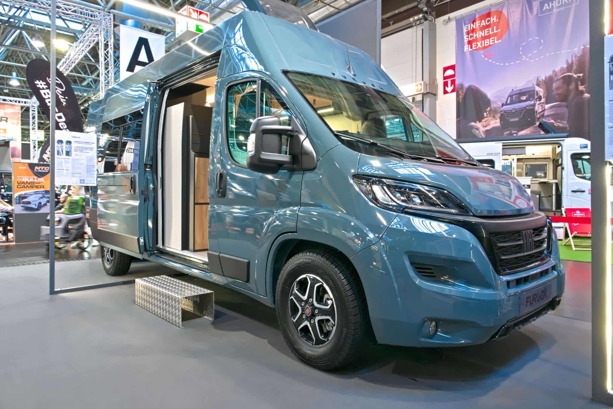 FURGOK X-LOUNGE 600+ (2025): furgone a struttura variabile con letto basculante elettrico e bagno flessibile