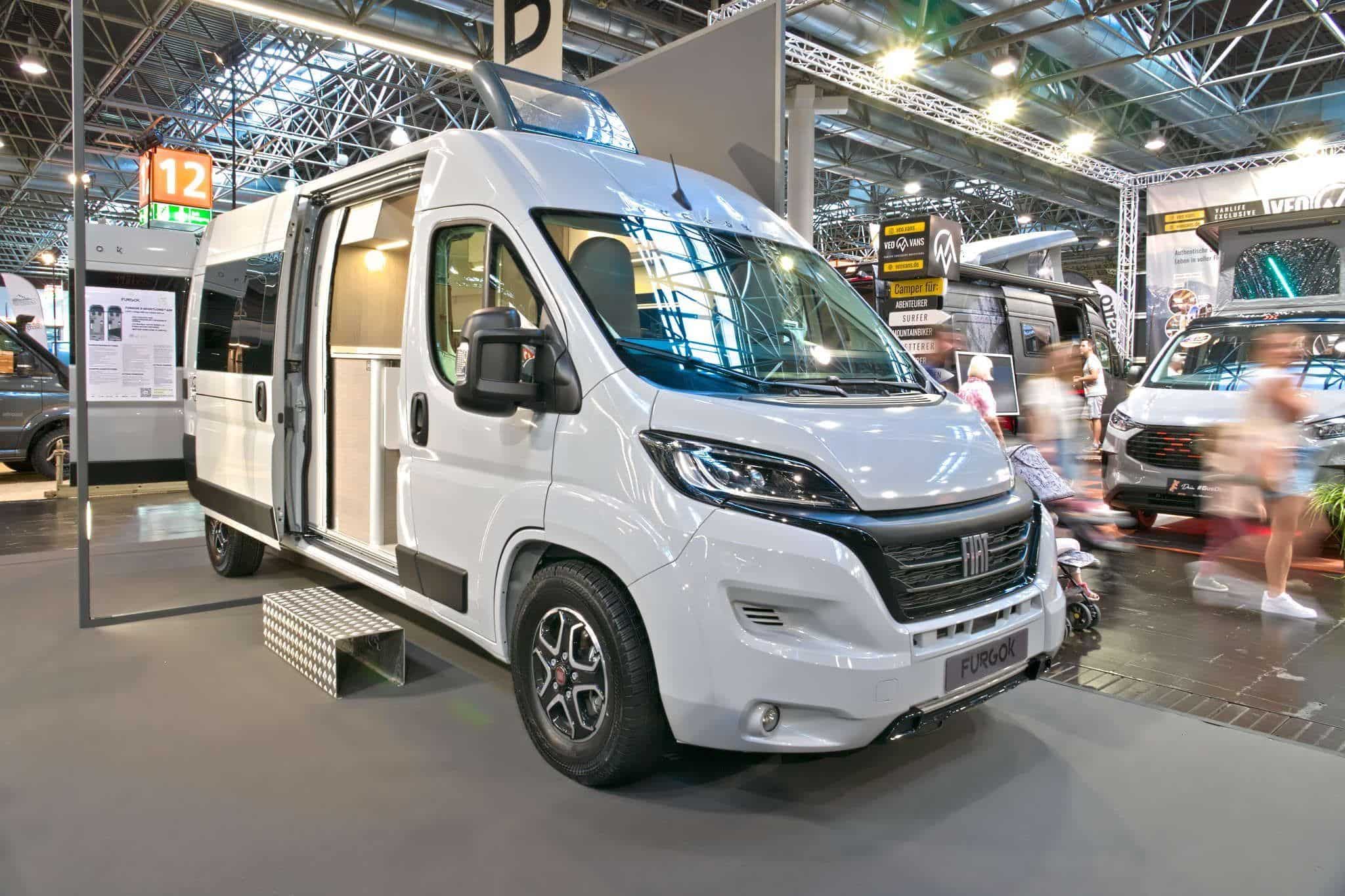 FurgoK X-Sportlong 600 (2025) – Pratico furgone con tanto spazio di stivaggio e un’ingegnosa doccia pieghevole
