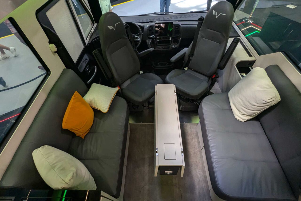 Mobilvetta Fluideen zona studio, cabina di guida Caravan Salon 2024