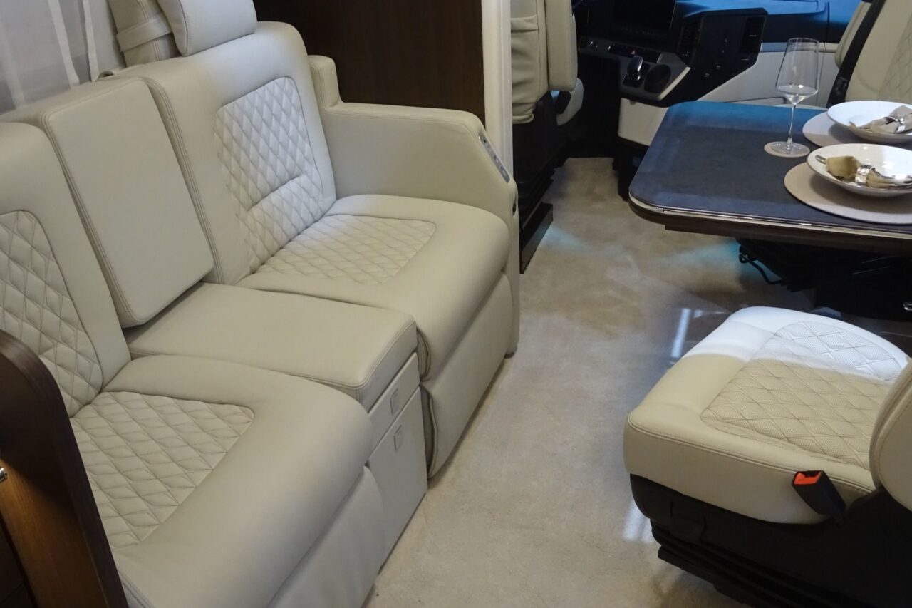 MORELO GRAND EMPIRE 26 T (2025) - L'aereo di lusso dei superlativi su 3 assi 2 morelo grand empire 26t sofa caravan salon 2024 c katja scholz