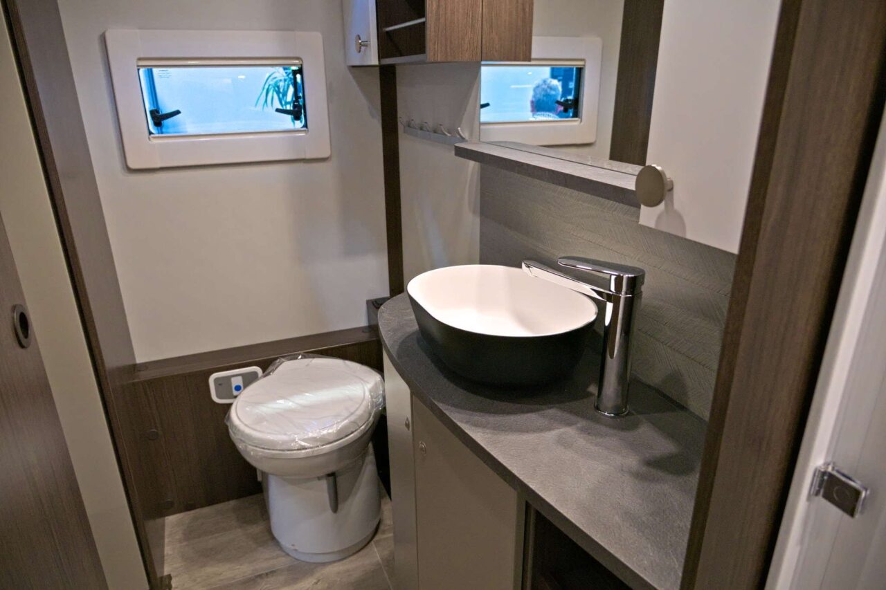 Polar Blueline 590 BFW (2025) - Lussuosa roulotte per un massimo di 5 persone 6 polar blueline 590 bfw bad caravan salon 2024 c jalil landero flores 2