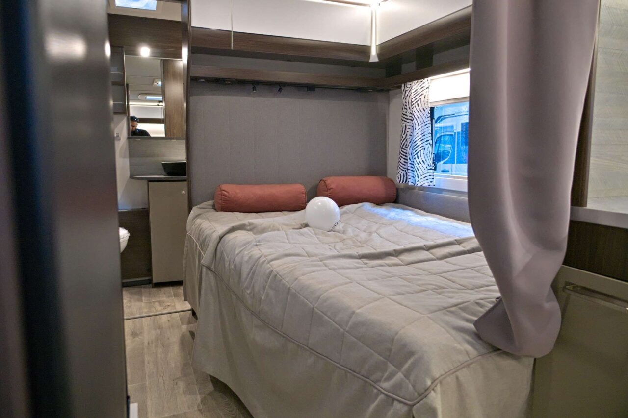 Polar Blueline 590 BFW (2025) - Lussuosa roulotte per un massimo di 5 persone 3 polar blueline 590 bfw doppelbett caravan salon 2024 c jalil landero flores
