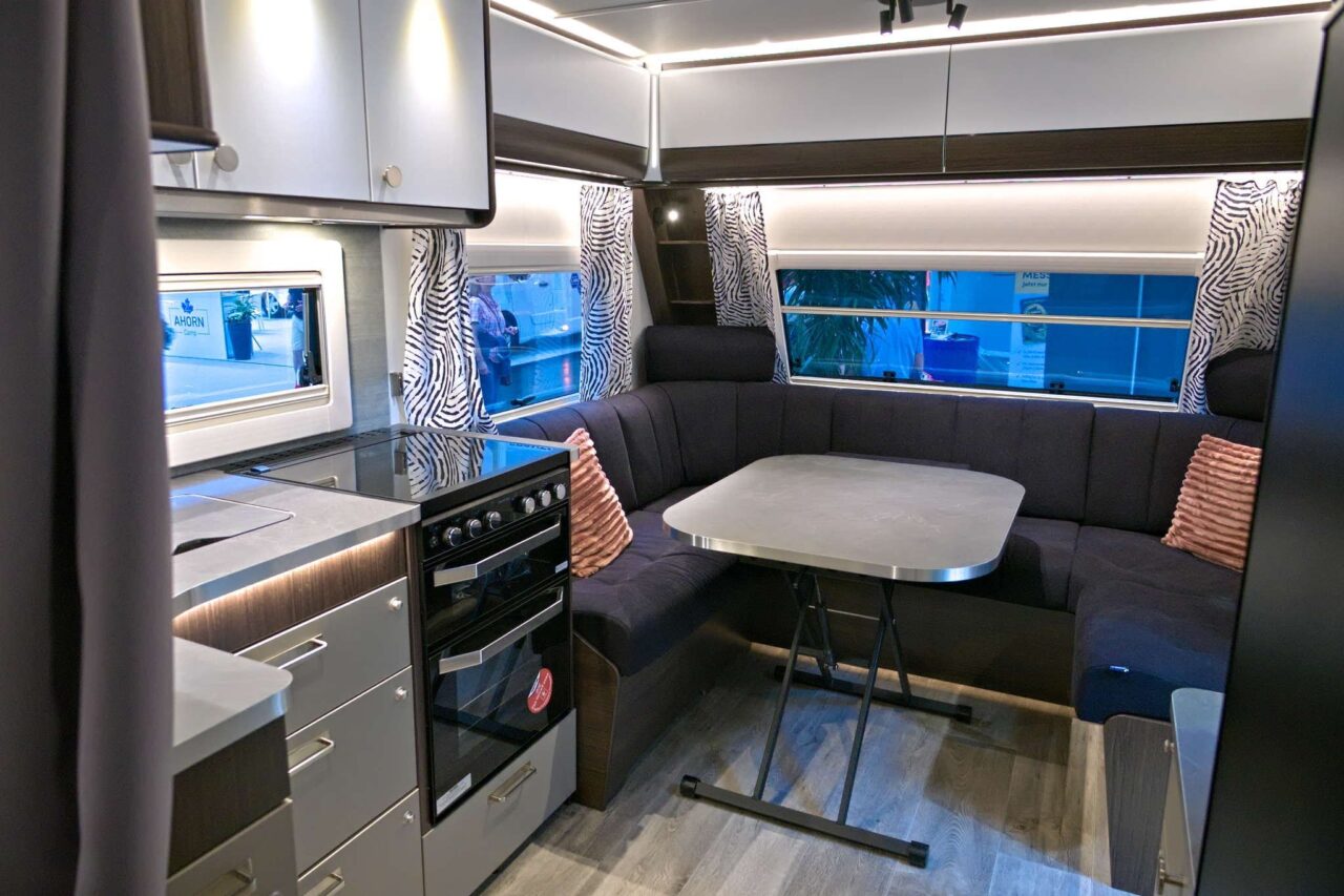 Polar Blueline 590 BFW (2025) - Lussuosa roulotte per un massimo di 5 persone 1 polar blueline 590 bfw interieur caravan salon 2024 c jalil landero flores