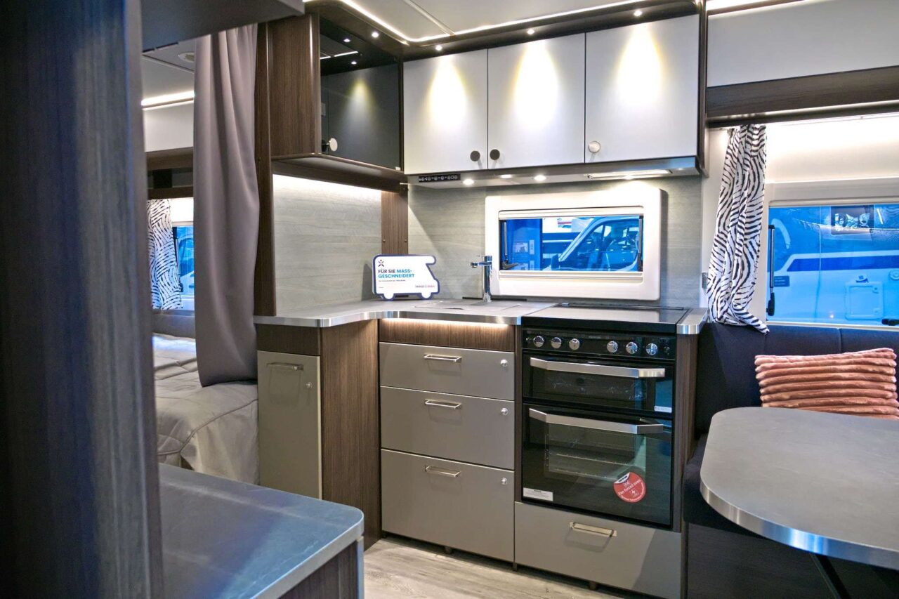 Polar Blueline 590 BFW (2025) - Lussuosa roulotte per un massimo di 5 persone 5 polar blueline 590 bfw kueche caravan salon 2024 c jalil landero flores