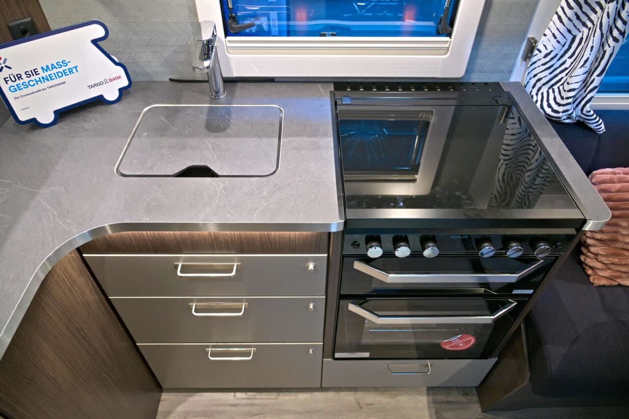 Polar Blueline 590 BFW (2025) - Lussuosa roulotte per un massimo di 5 persone 4 polar blueline 590 bfw kueche herd und arbeitsplatte caravan salon 2024 c jalil landero flores