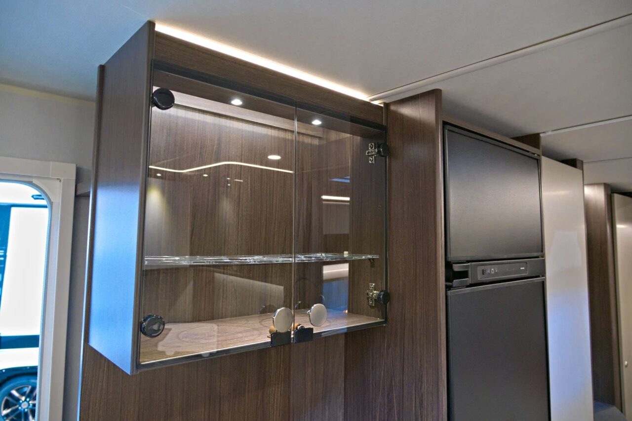 Polar Blueline 590 BFW (2025) - Lussuosa roulotte per un massimo di 5 persone 8 polar blueline 590 bfw schrank kuehlschrank kueche caravan salon 2024 c jalil landero flores