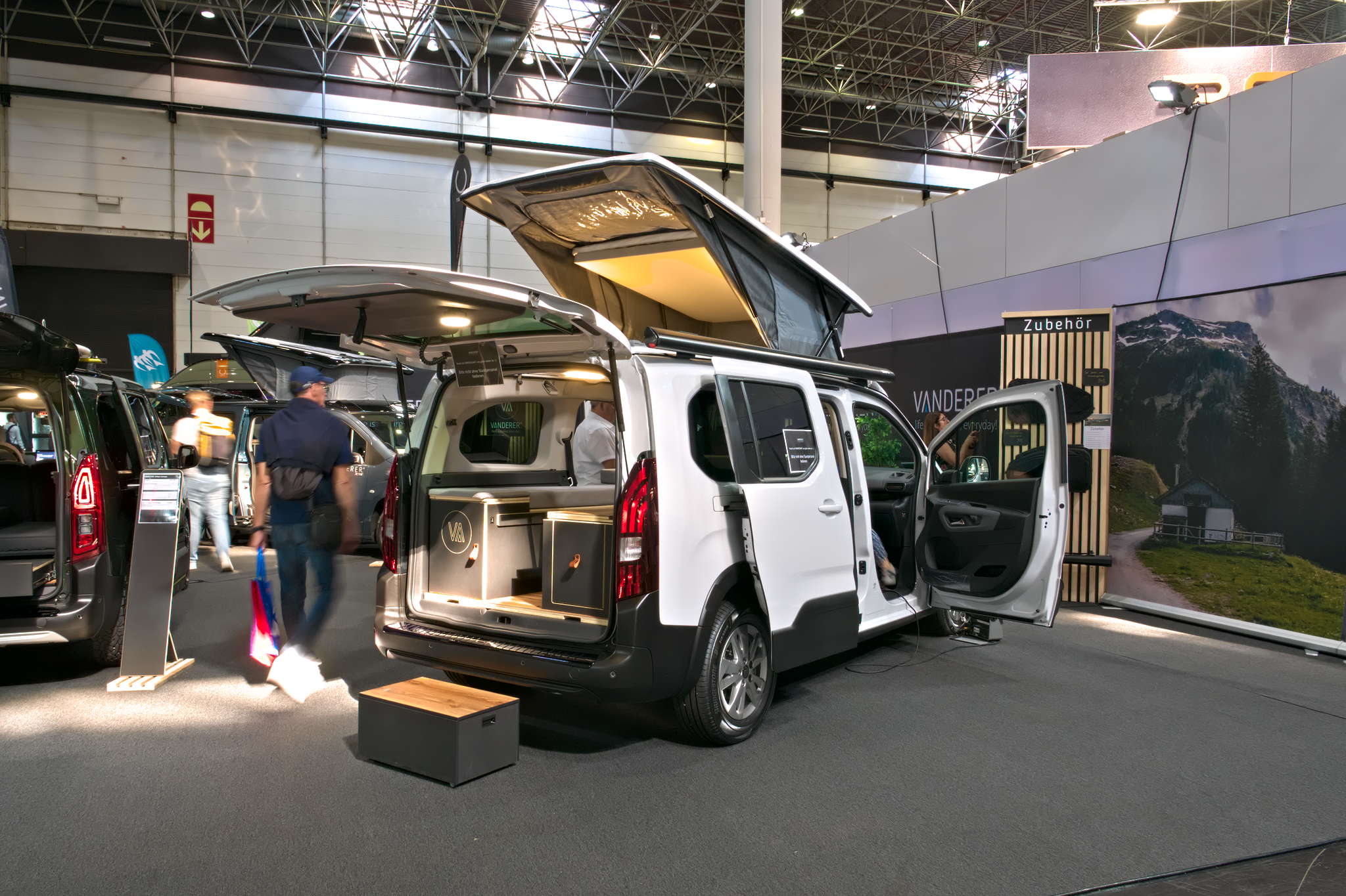 Vanderer One (2025): mini camper compatto con carrozzeria modulare e tetto apribile