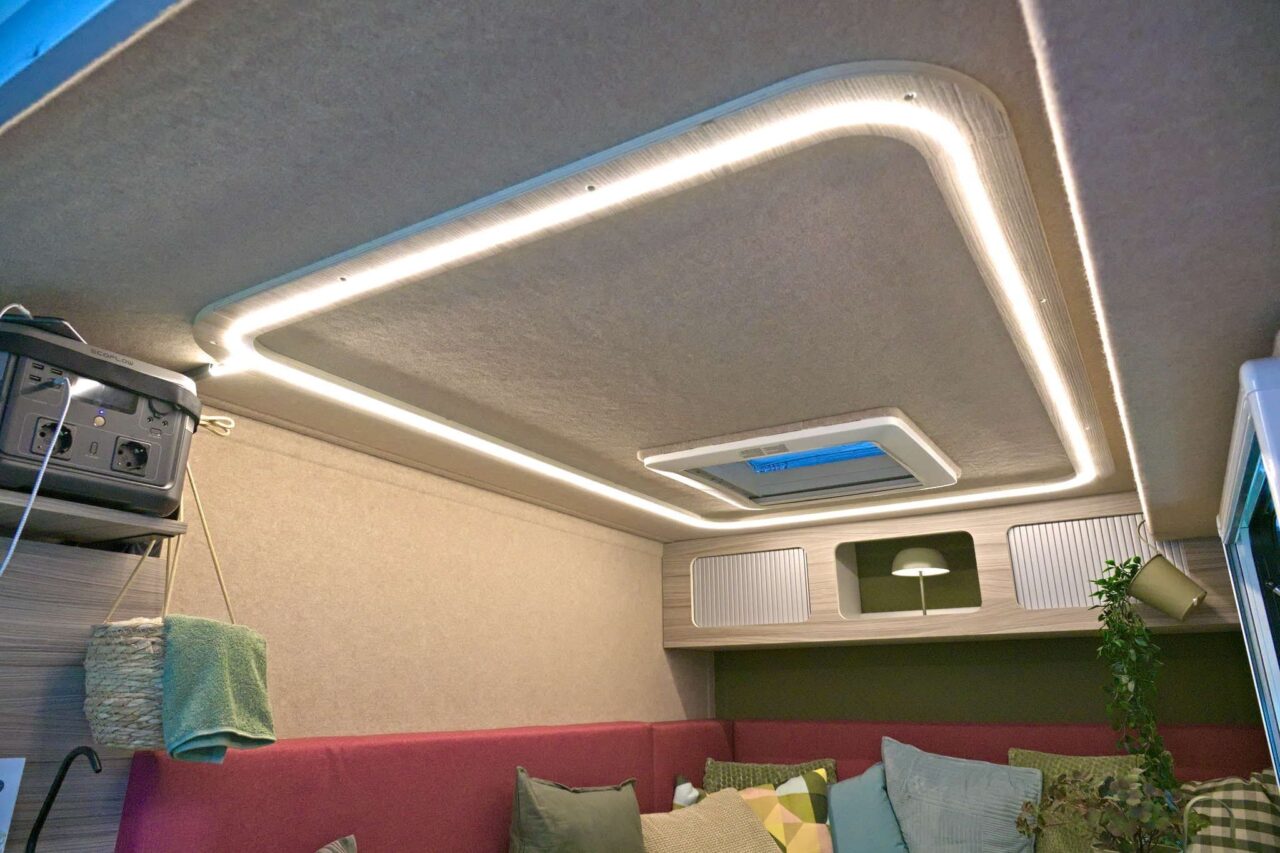 7even50 Mini-Travel (2025) - Mini caravan con tenda sul tetto e fino a 5 posti letto 8 7even50 dachluke und led caravan salon 2024 c jalil landero flores