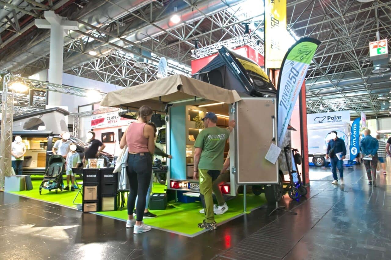 7even50 Mini-Travel (2025) - Mini caravan con tenda sul tetto e fino a 5 posti letto 1 7even50 doppel fluegeltuer caravan salon 2024 c jalil landero flores