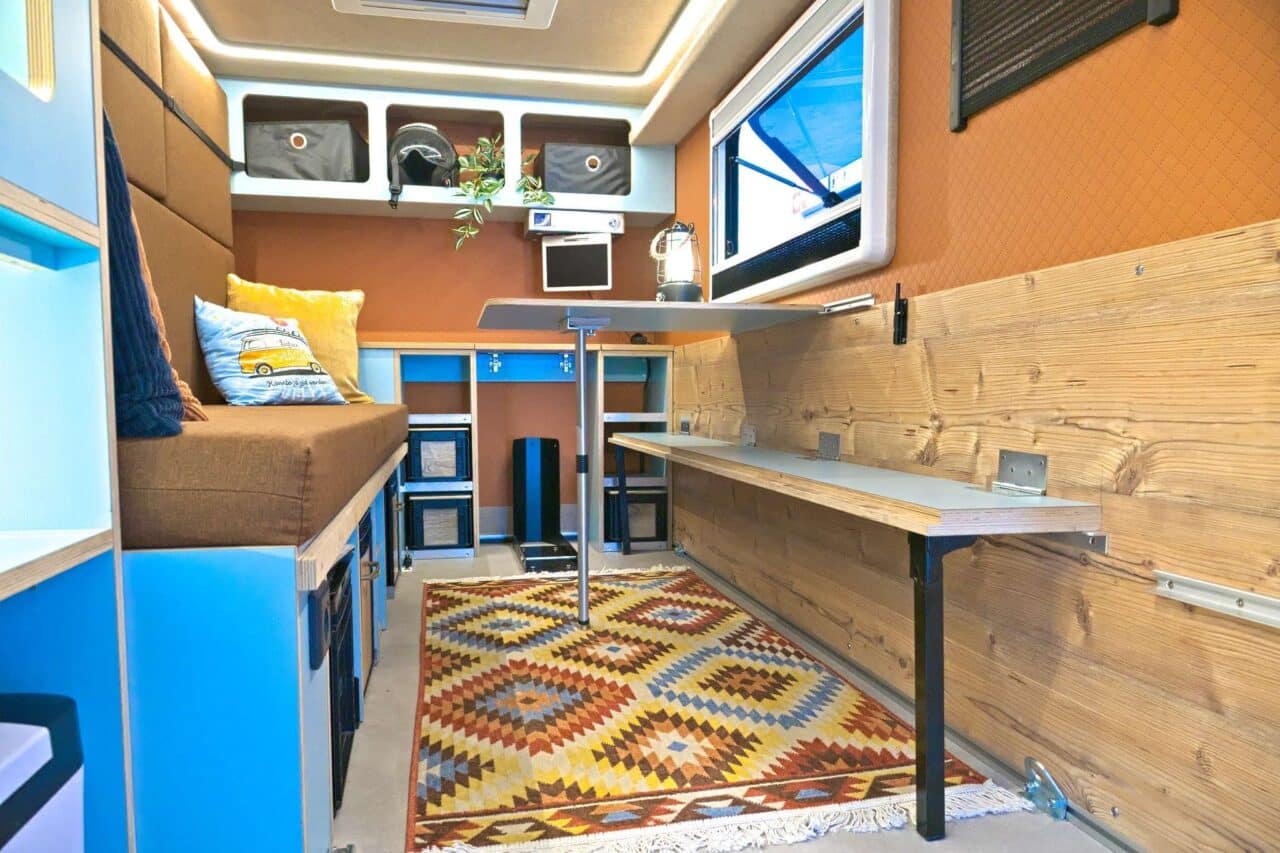 7even50 Mini-Travel (2025) - Mini caravan con tenda sul tetto e fino a 5 posti letto 2 7even50 interieur caravan salon 2024 c jalil landero flores