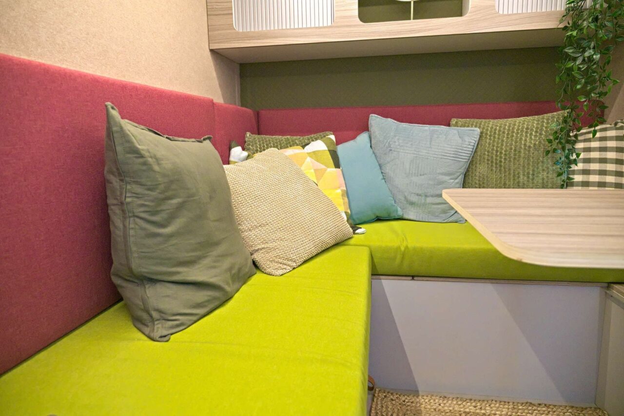 7even50 Mini-Travel (2025) - Mini caravan con tenda sul tetto e fino a 5 posti letto 3 7even50 sitzgruppe detail caravan salon 2024 c jalil landero flores