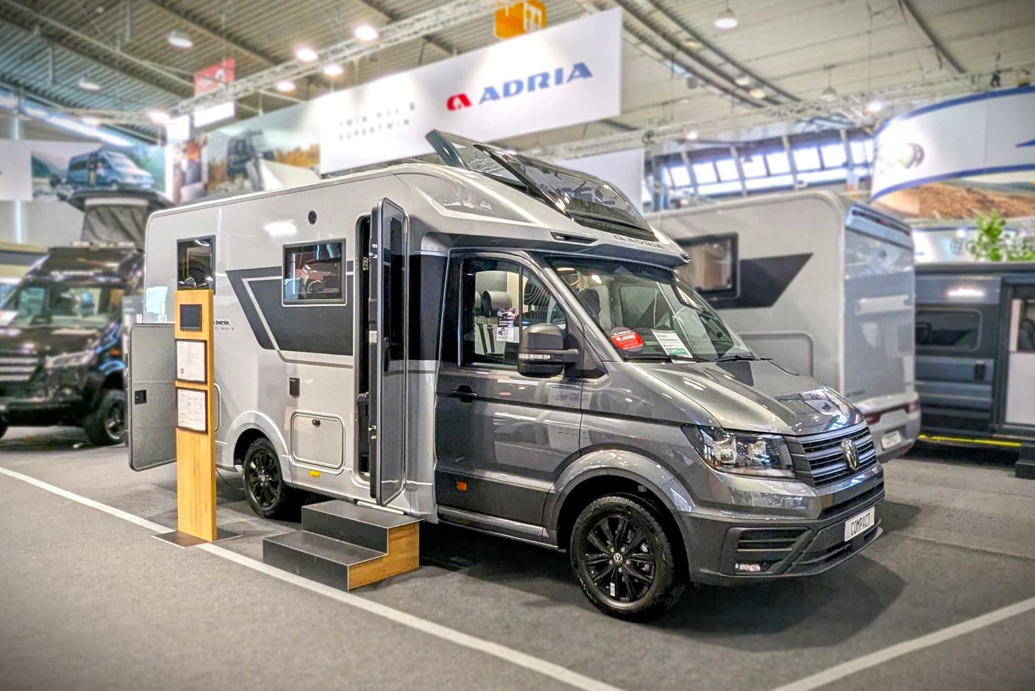 Adria Compact Max (2025) – Modello stretto e semi-integrato con un ambiente accogliente