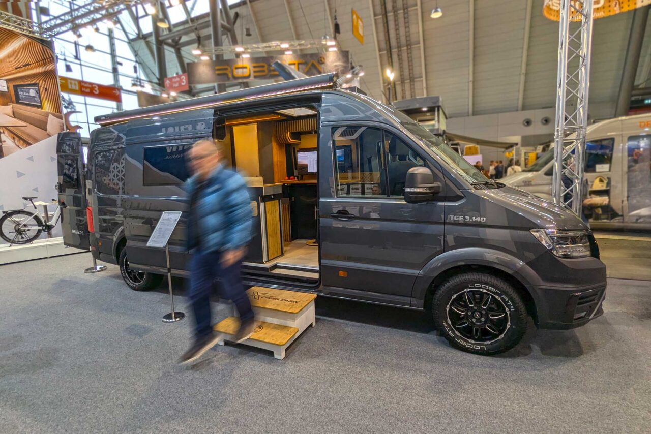 Ufficio Avventura della Cabina di Traversata Alpina (2026) presso la CMT 2025 - Vista esterna