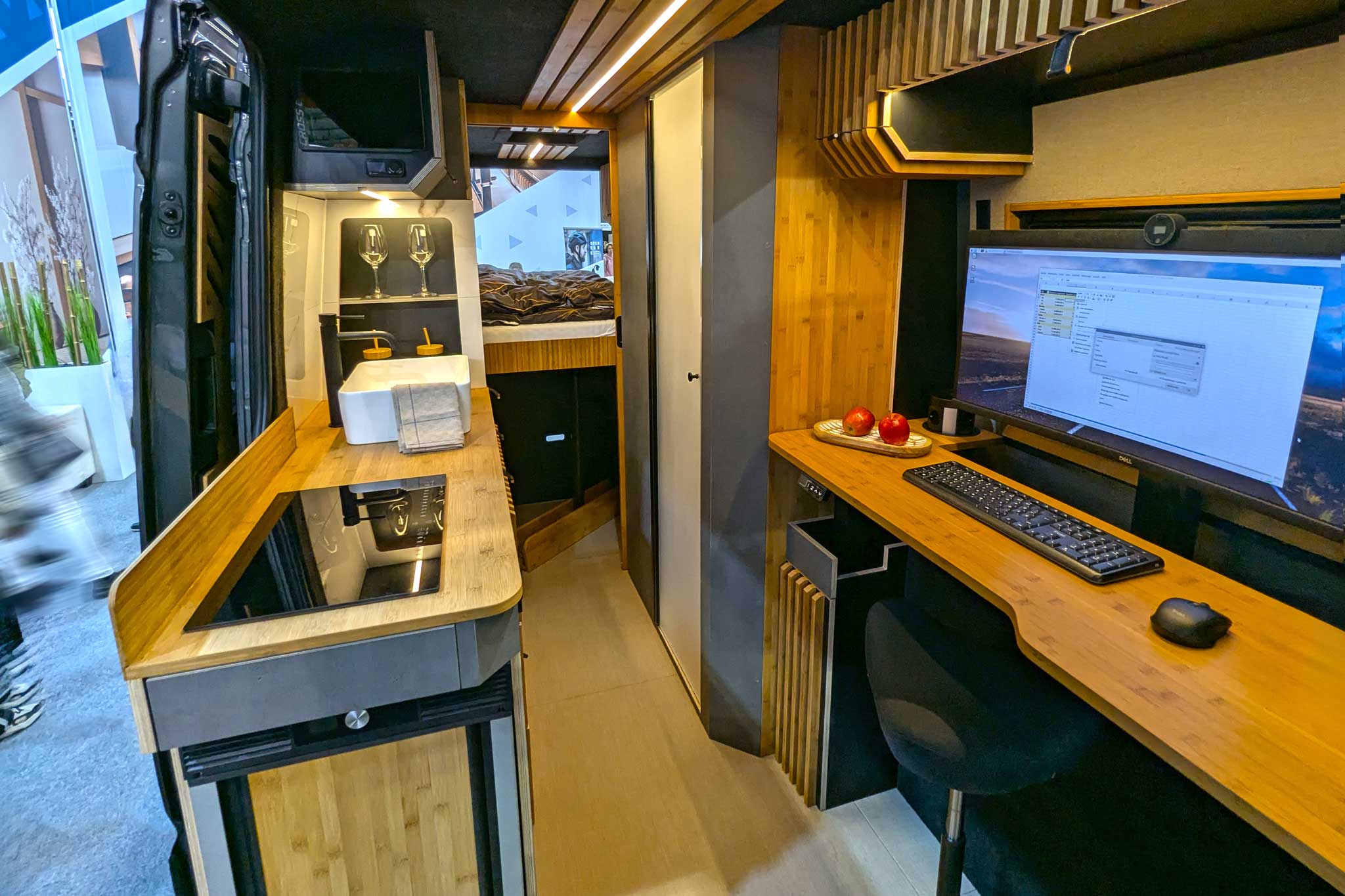 Alpine Cross Cabin Adventure Office (2025): comodo camper con ampie attrezzature da ufficio