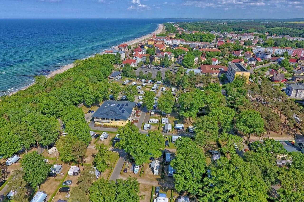 Paradisi del camper: I migliori campeggi della Germania che devi assolutamente provare 1 Camping.info n. 1 in Germania: il campeggio Kühlungsborn. Puoi vedere una vista aerea di un campeggio in campagna, con il mare sullo sfondo.