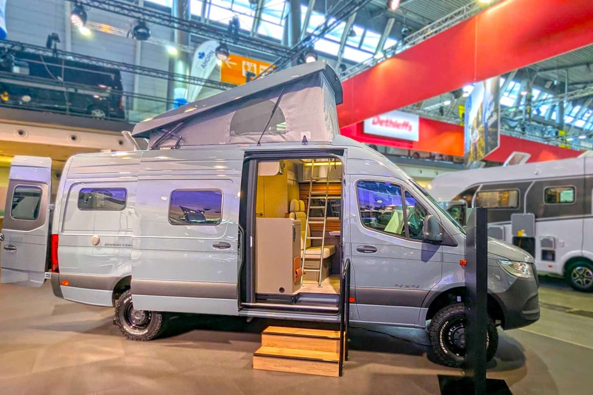 Hymer Grand Canyon S 700 (2025): Intelligente concetto di spazio su 7 metri con letti longitudinali e bagno girevole