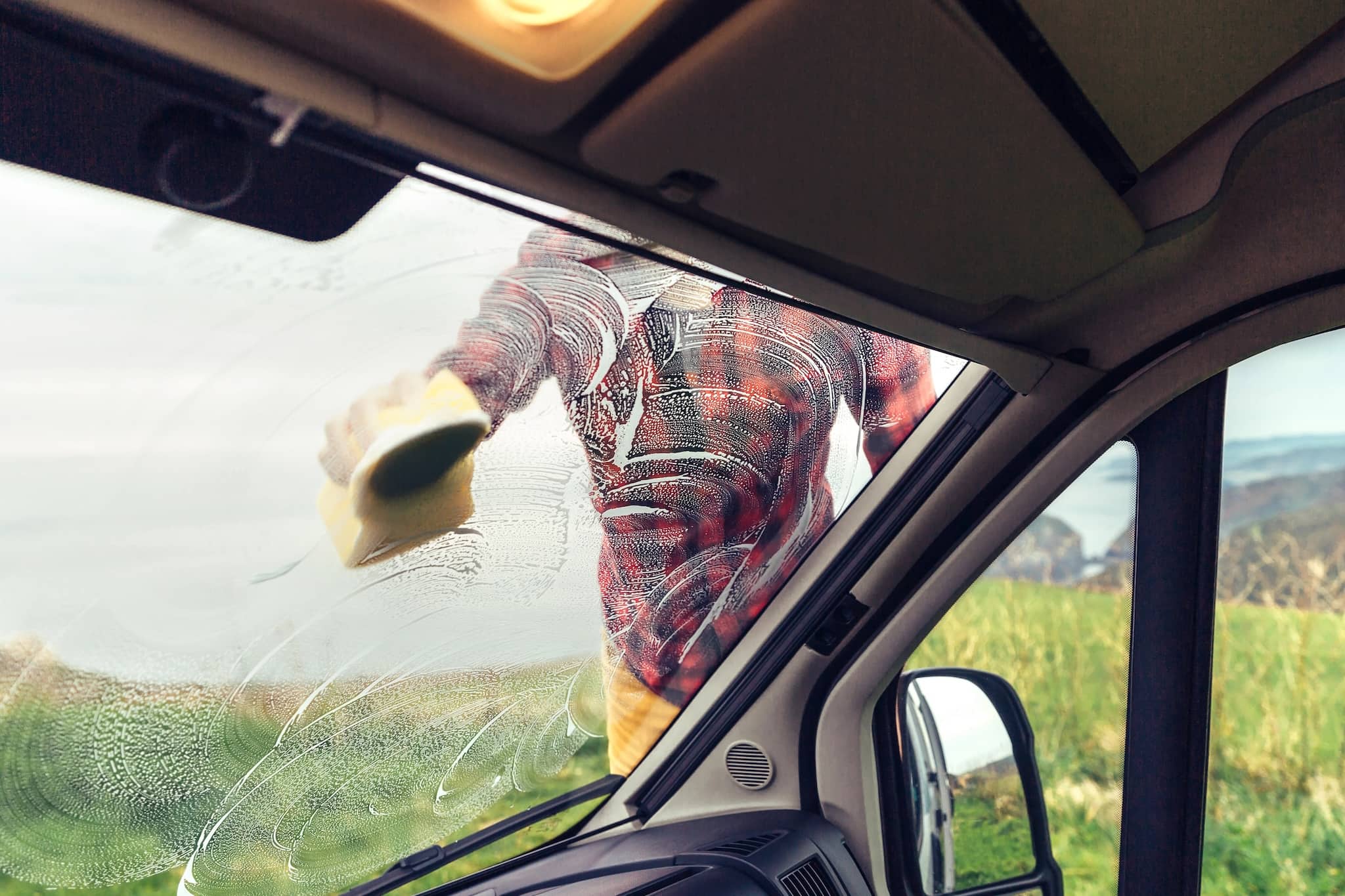 Controllo di primavera: rimettere in funzione camper e caravan dopo l’inverno (con lista di controllo gratuita)