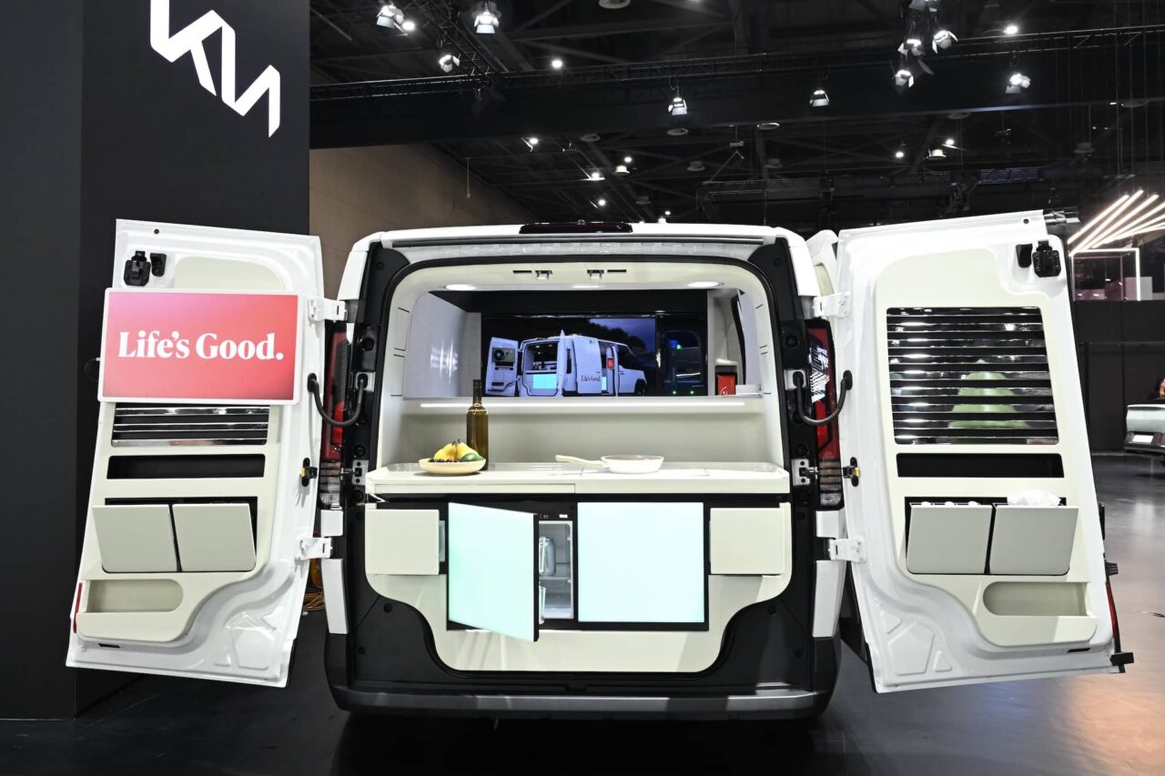 KIA PV5 con frigorifero, macchina del caffè e armadio intelligente