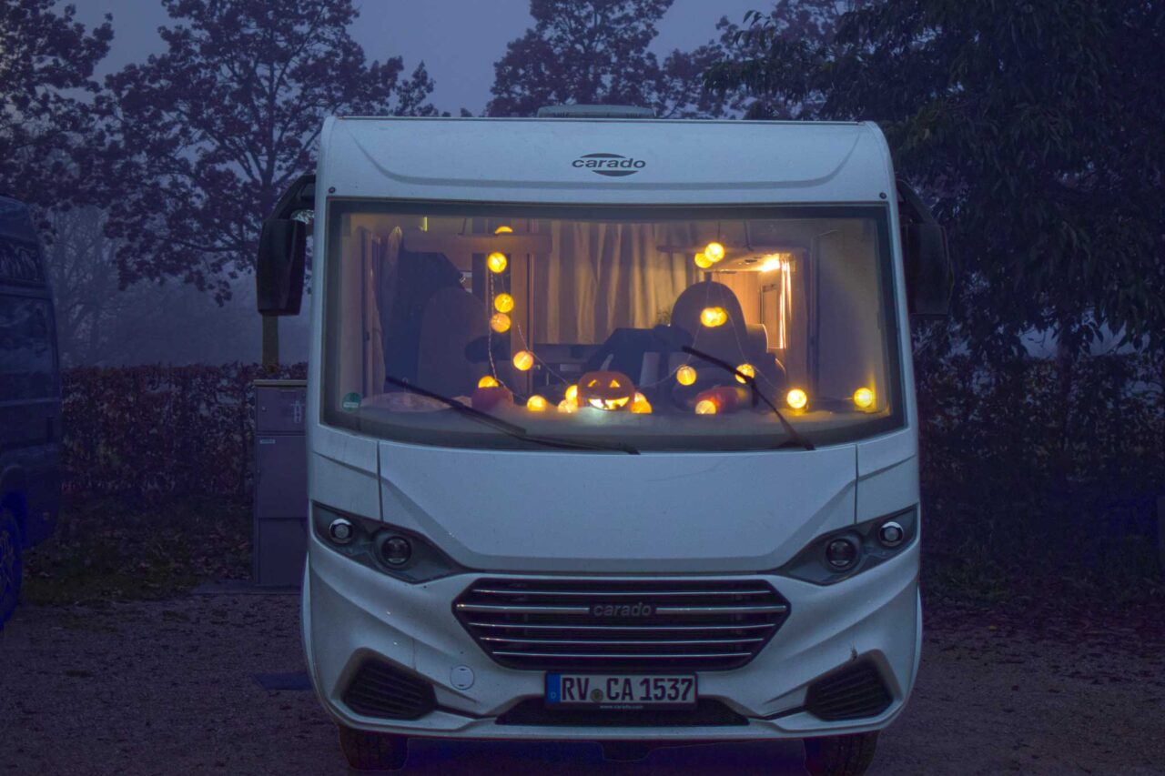 Carado I338 con decorazione di Halloween