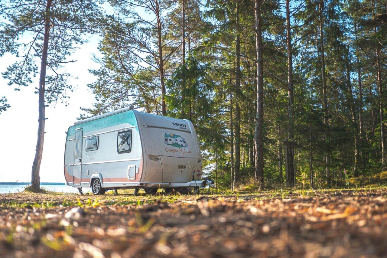 CamperStyle Wohnwagen im Wald am See